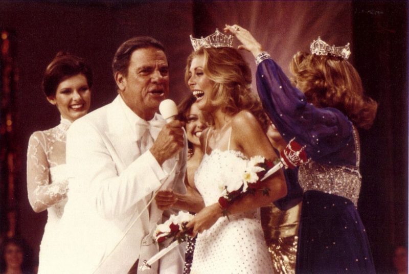 Kylene Barker McNeill (at center) is crowned Miss America in 1979.